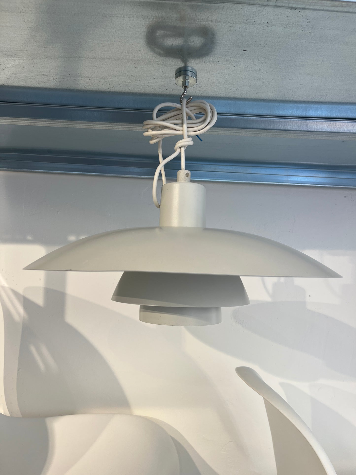 Bílé stropní svítidlo Louis Poulsen 4/3 Pendant