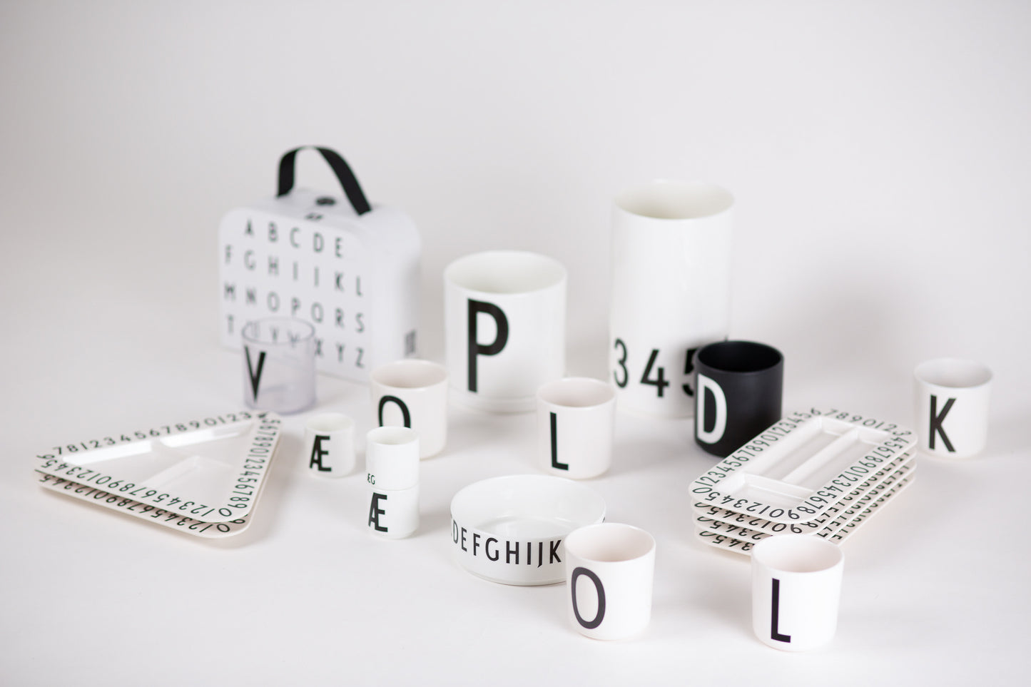 Trojúhelníkový melaminový talíř Arne Jacobsen Design Letters