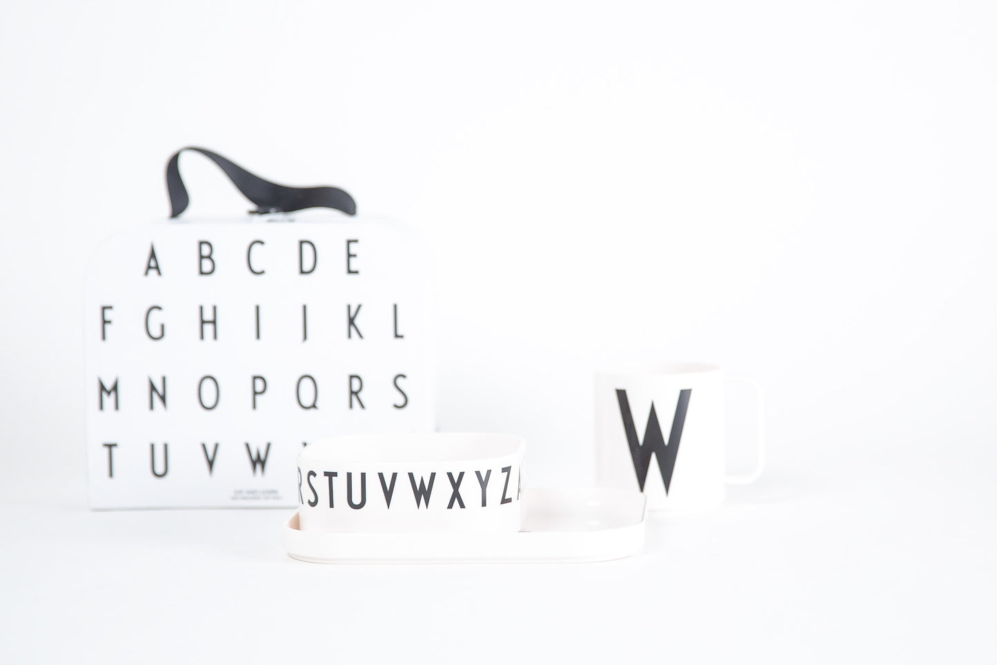 Jídelní set a kufřík Arne Jacobsen Design Letters