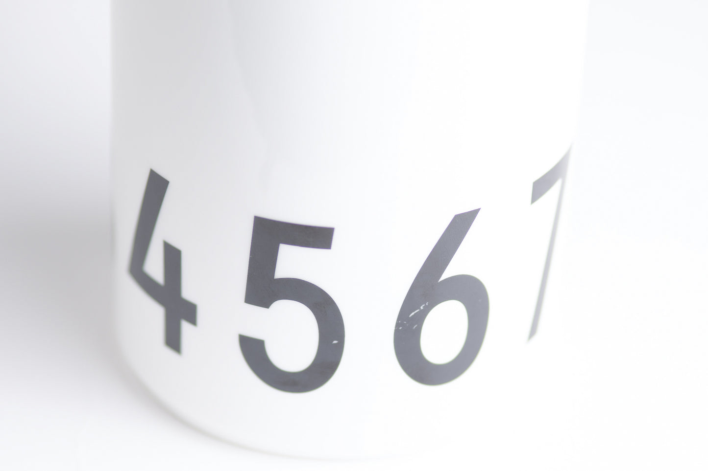 Porcelánová váza Arne Jacobsen Design Letters