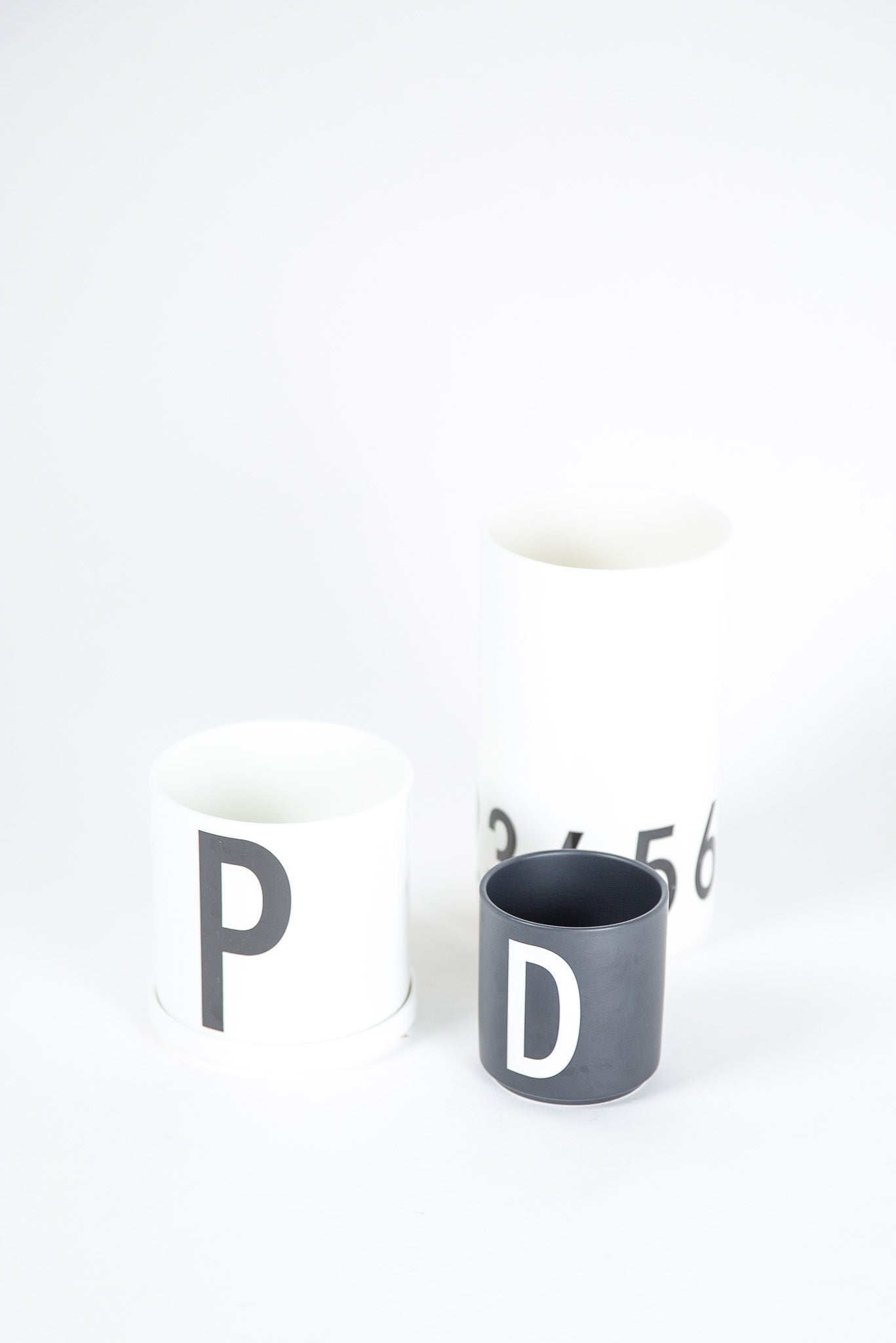 Porcelánová váza Arne Jacobsen Design Letters