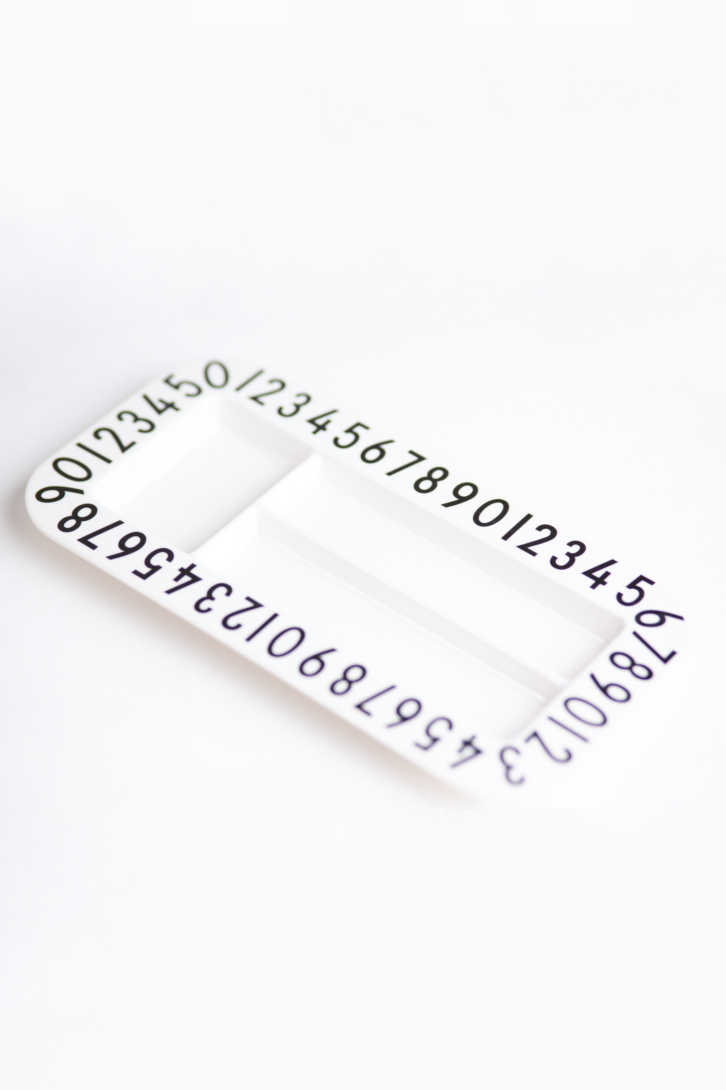 Melaminový talíř Arne Jacobsen Design Letters