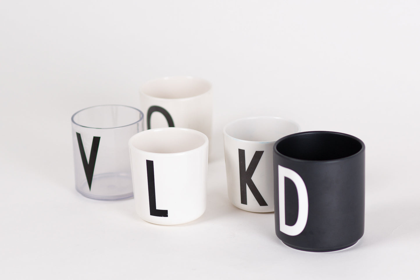Čirý plastový hrnek V Arne Jacobsen Design Letters