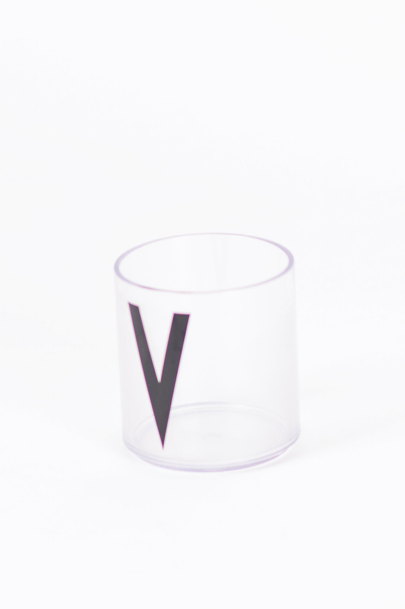 Čirý plastový hrnek V Arne Jacobsen Design Letters