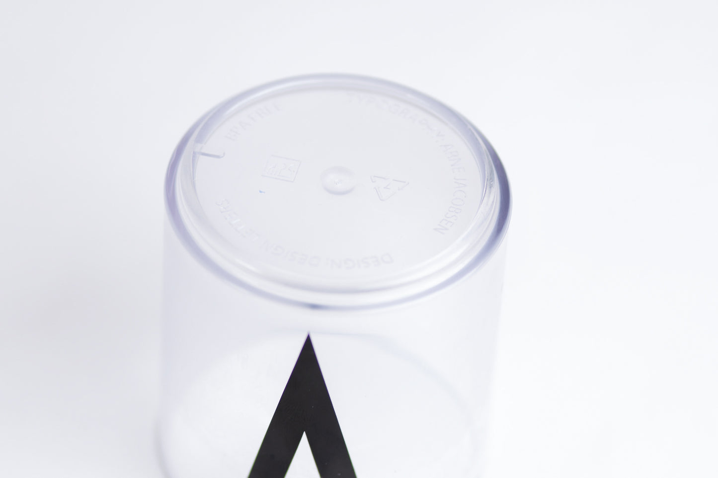 Čirý plastový hrnek V Arne Jacobsen Design Letters