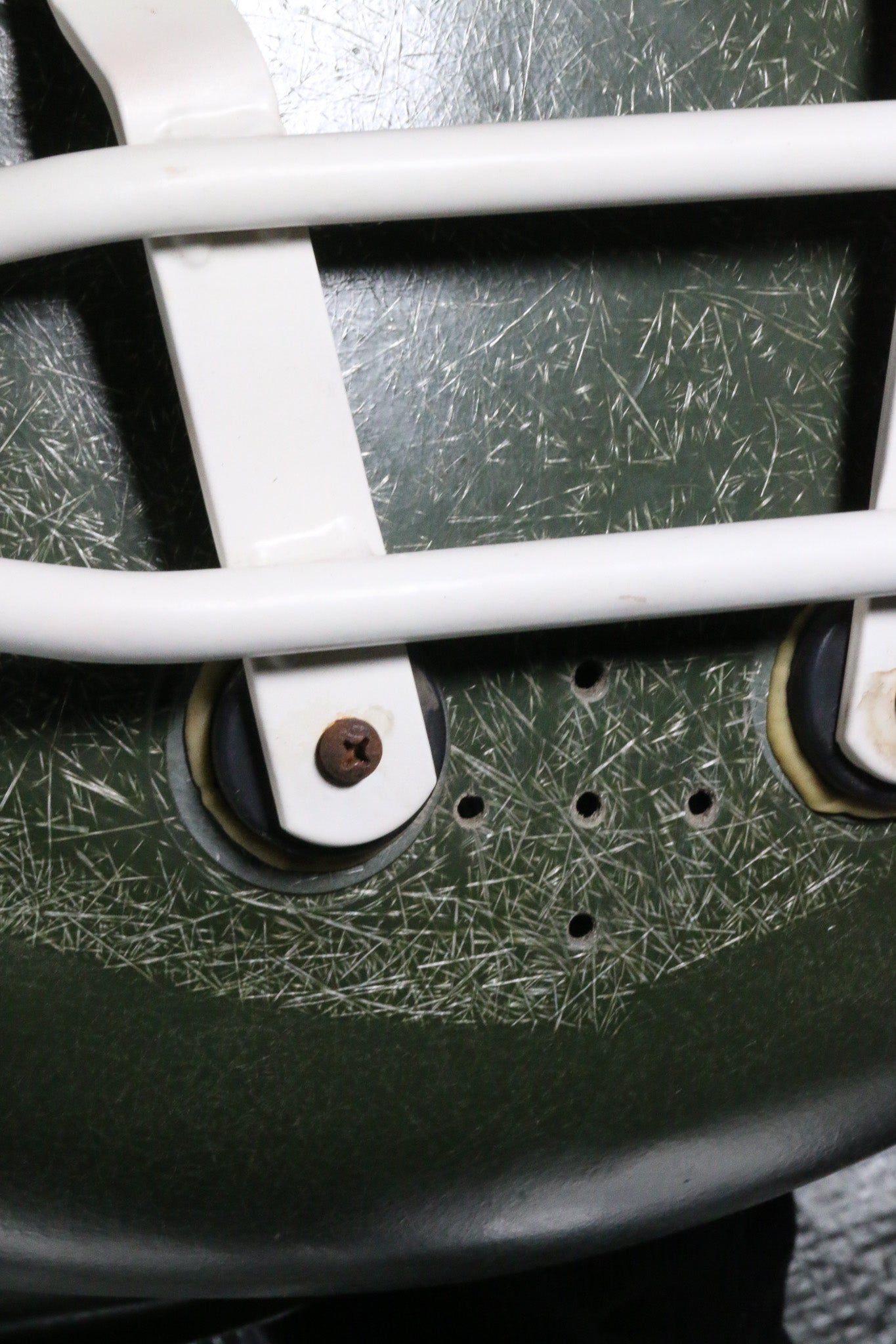 Zelená židle DSS Fiberglass Herman Miller by Charles & Ray Eames