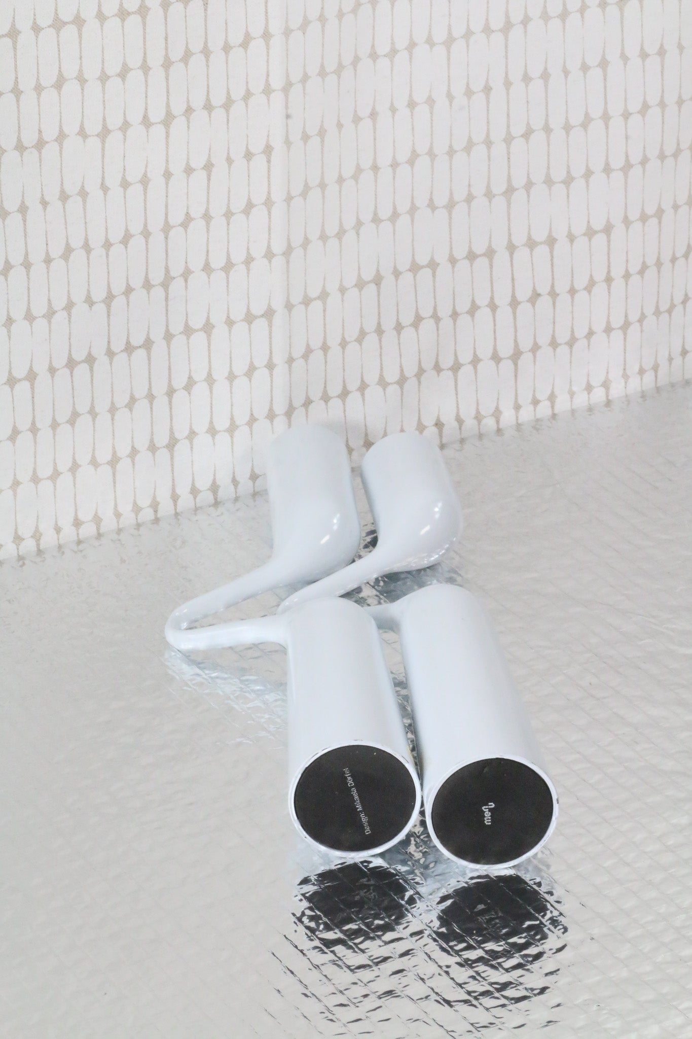 Bílý svícen MENU Mikaela Dorfel