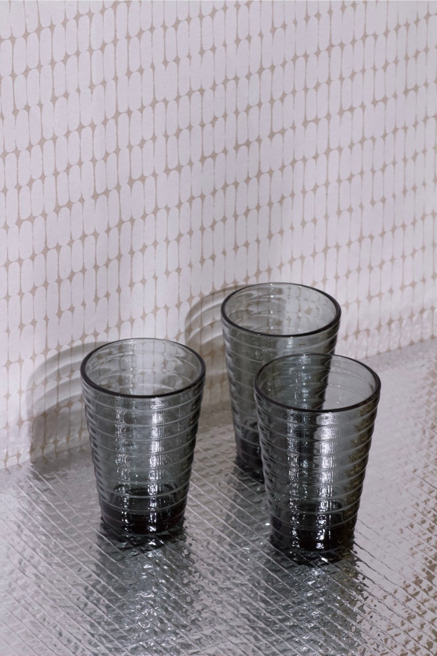 Šedá sklenice Aino Aalto Iittala