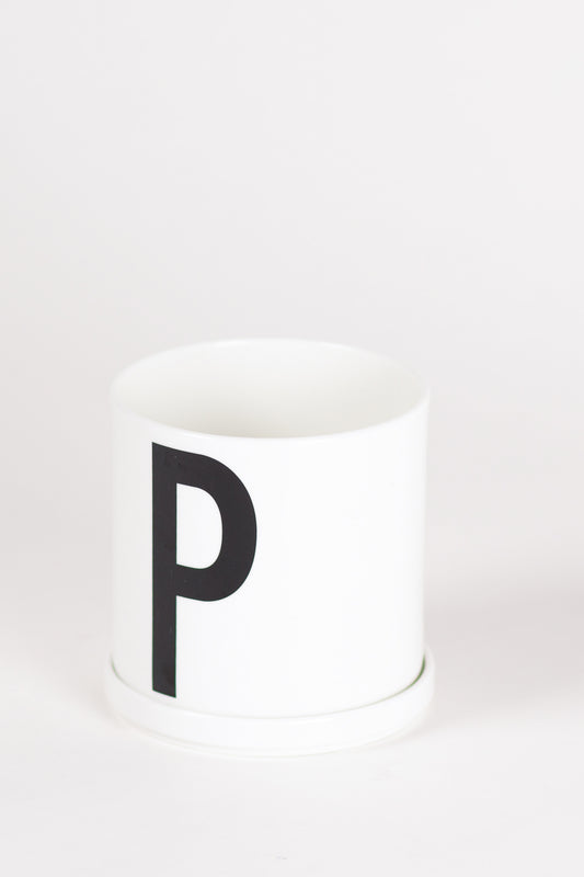 Bílý porcelánový květináč s písmenem P