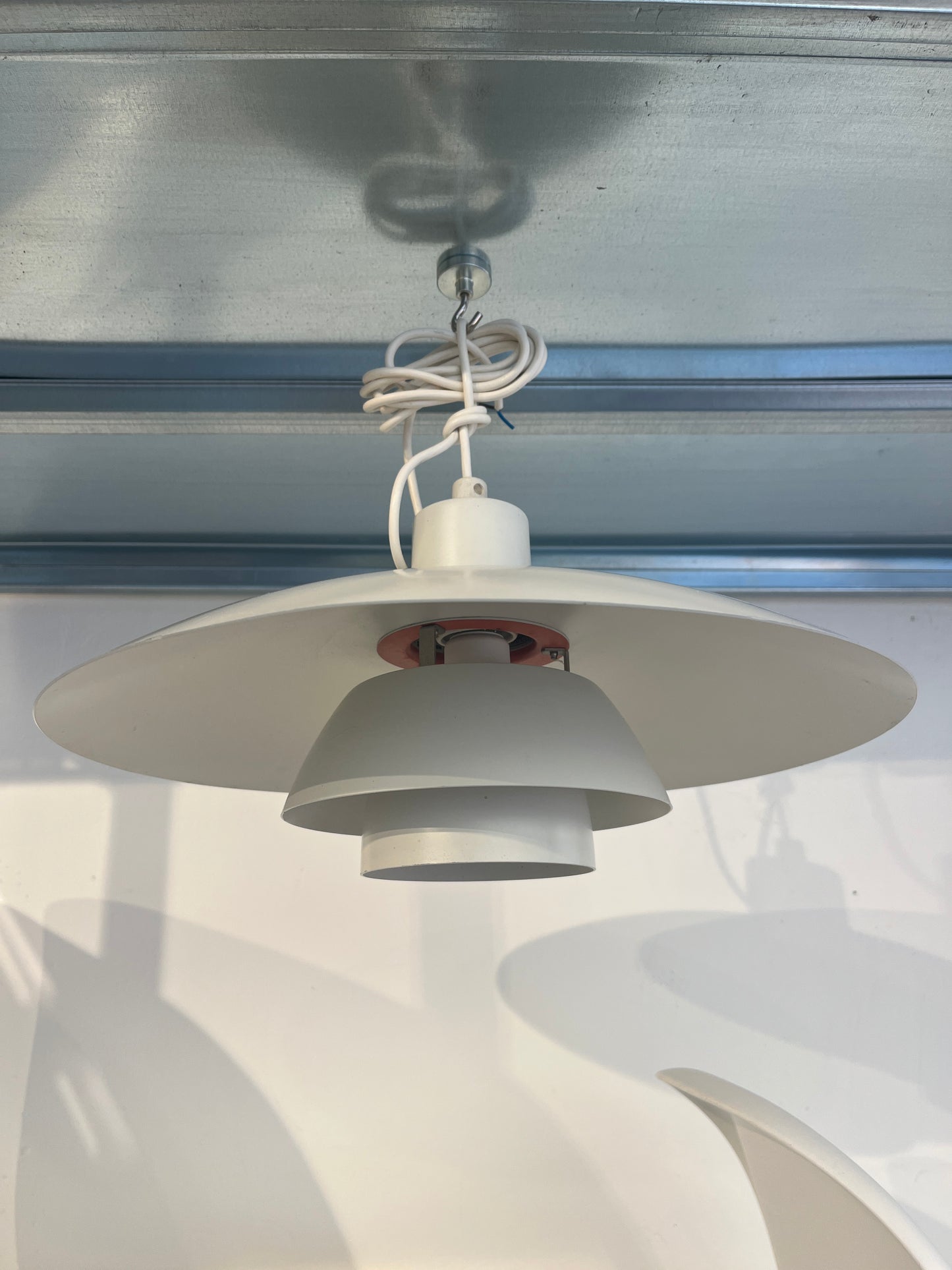 Bílé stropní svítidlo Louis Poulsen 4/3 Pendant