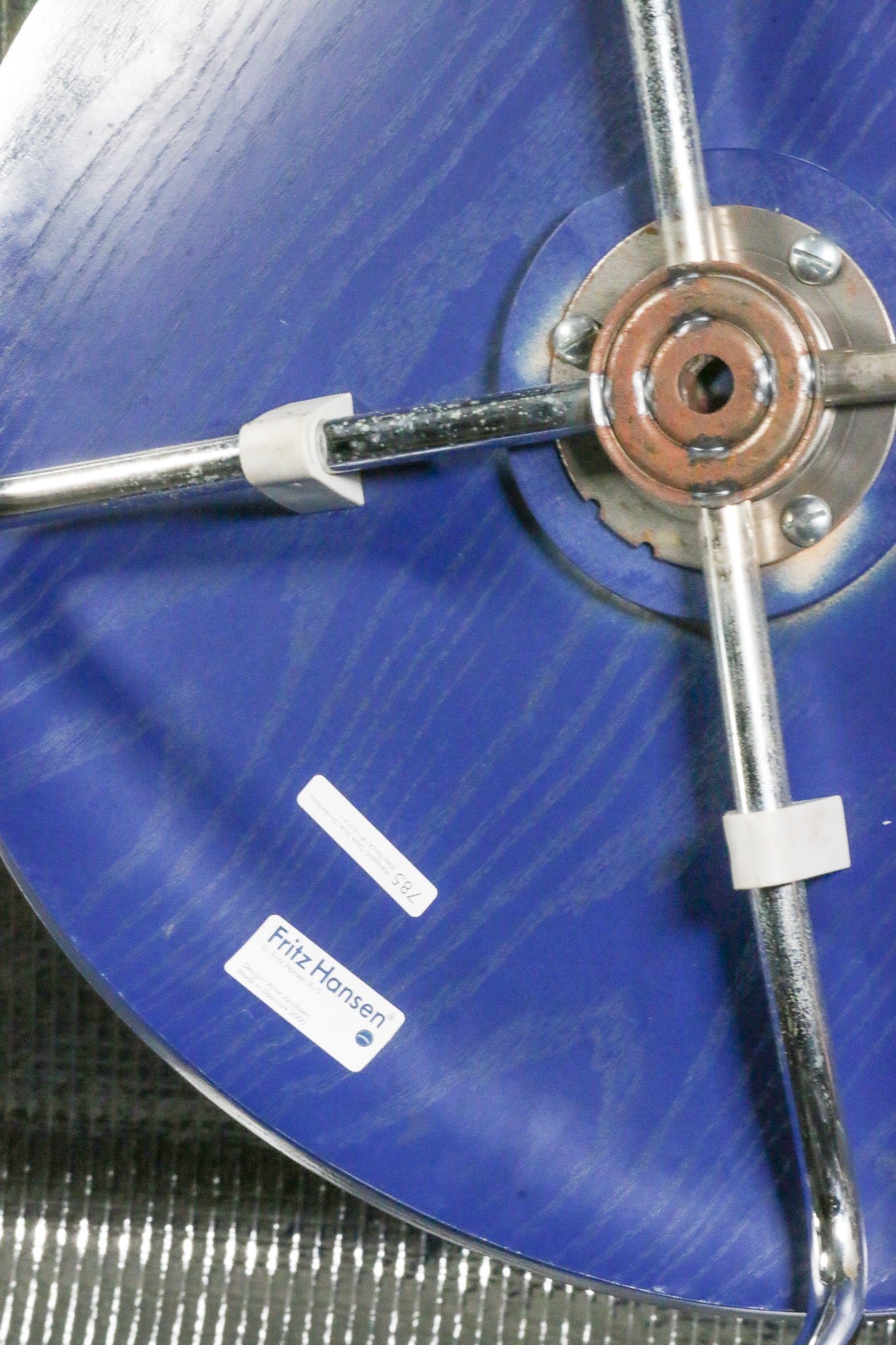 Modrá židle Arne Jacobsen series 7 by Fritz Hansen