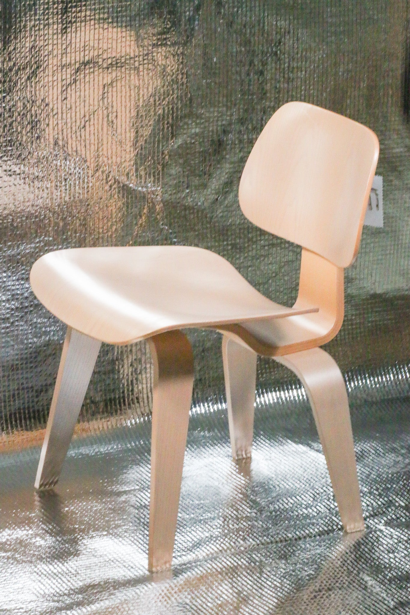 Dřevěná židle Vitra DCW by Charles & Ray Eames