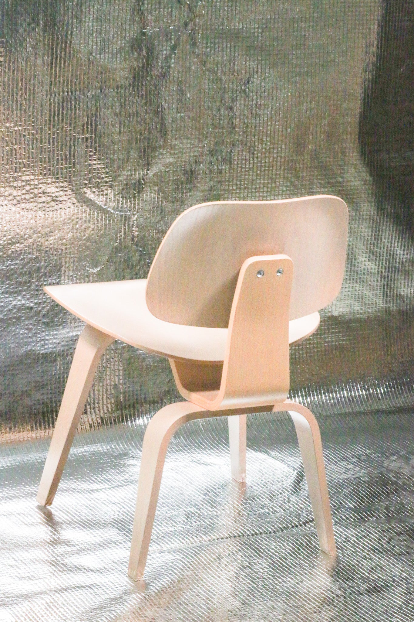 Dřevěná židle Vitra DCW by Charles & Ray Eames