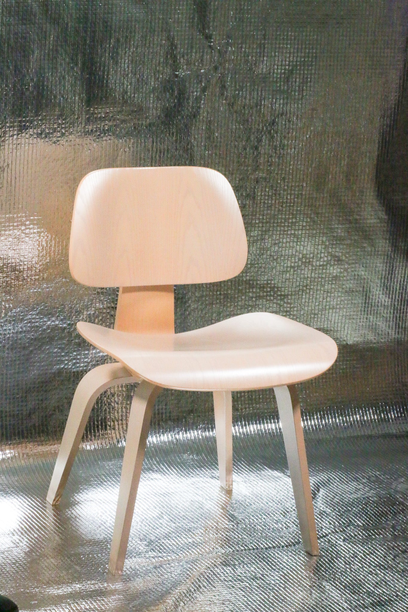 Dřevěná židle Vitra DCW by Charles & Ray Eames