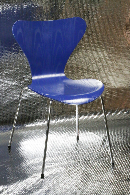Modrá židle Arne Jacobsen series 7 by Fritz Hansen