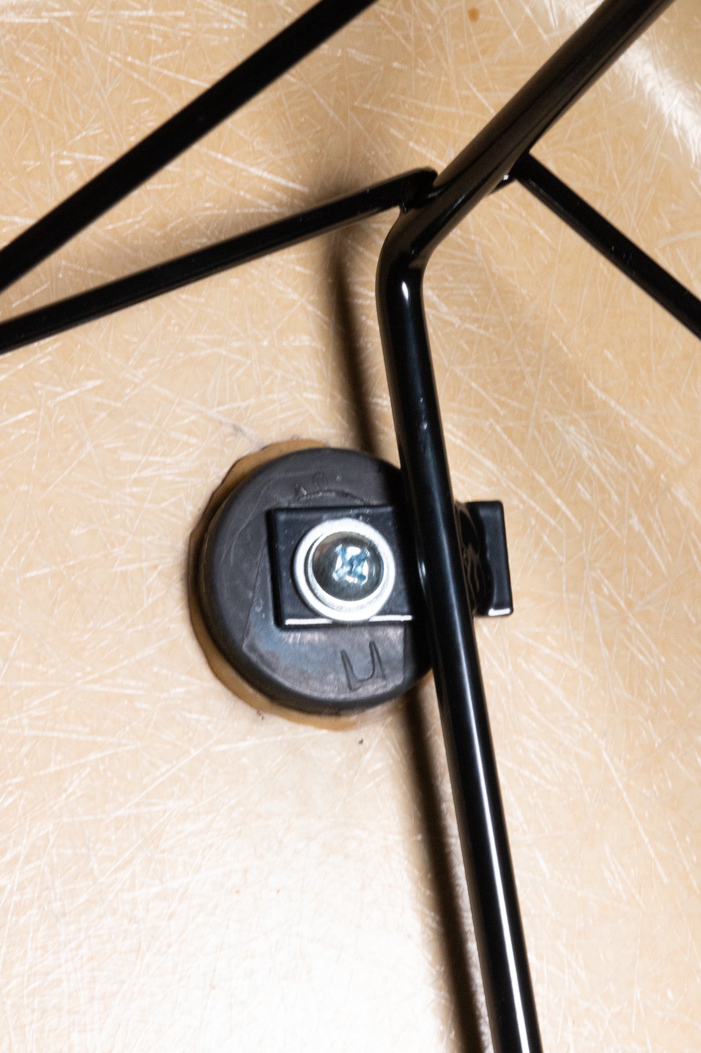 Béžová vintage židle Eames Herman Miller LKR