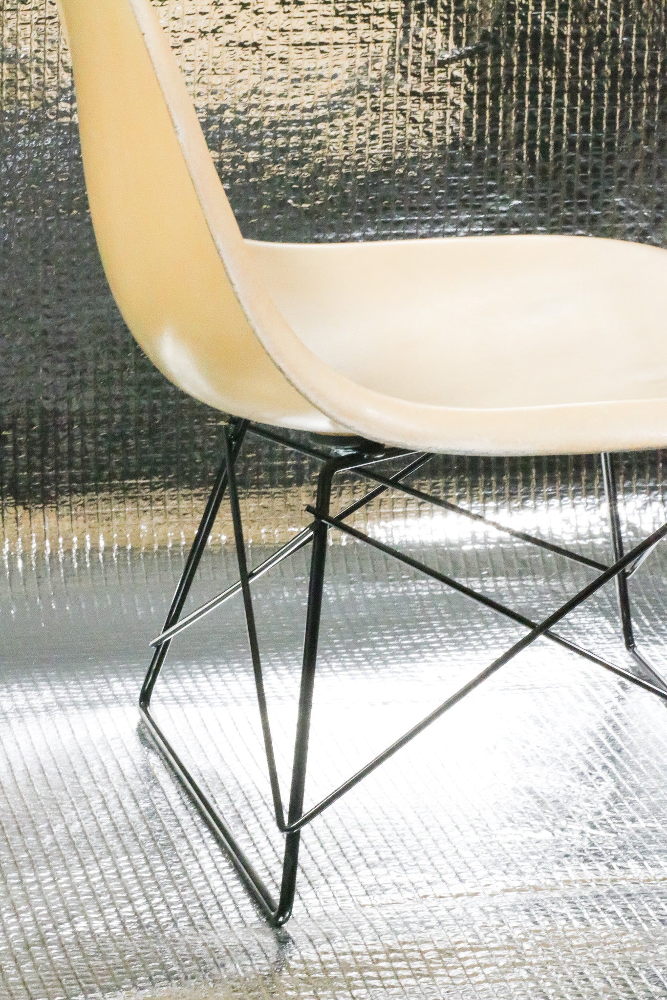 Béžová vintage židle Eames Herman Miller LKR
