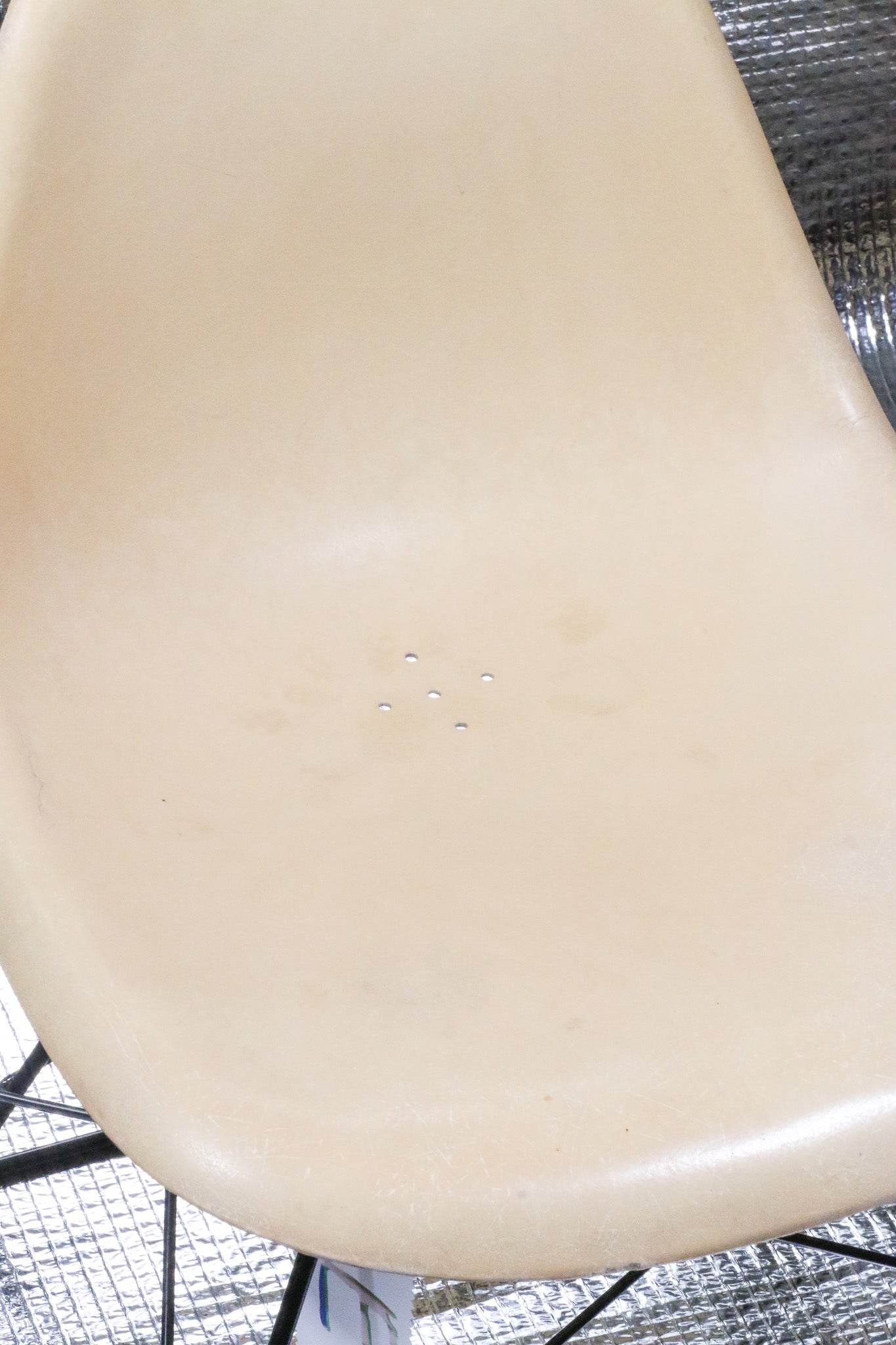 Béžová vintage židle Eames Herman Miller LKR