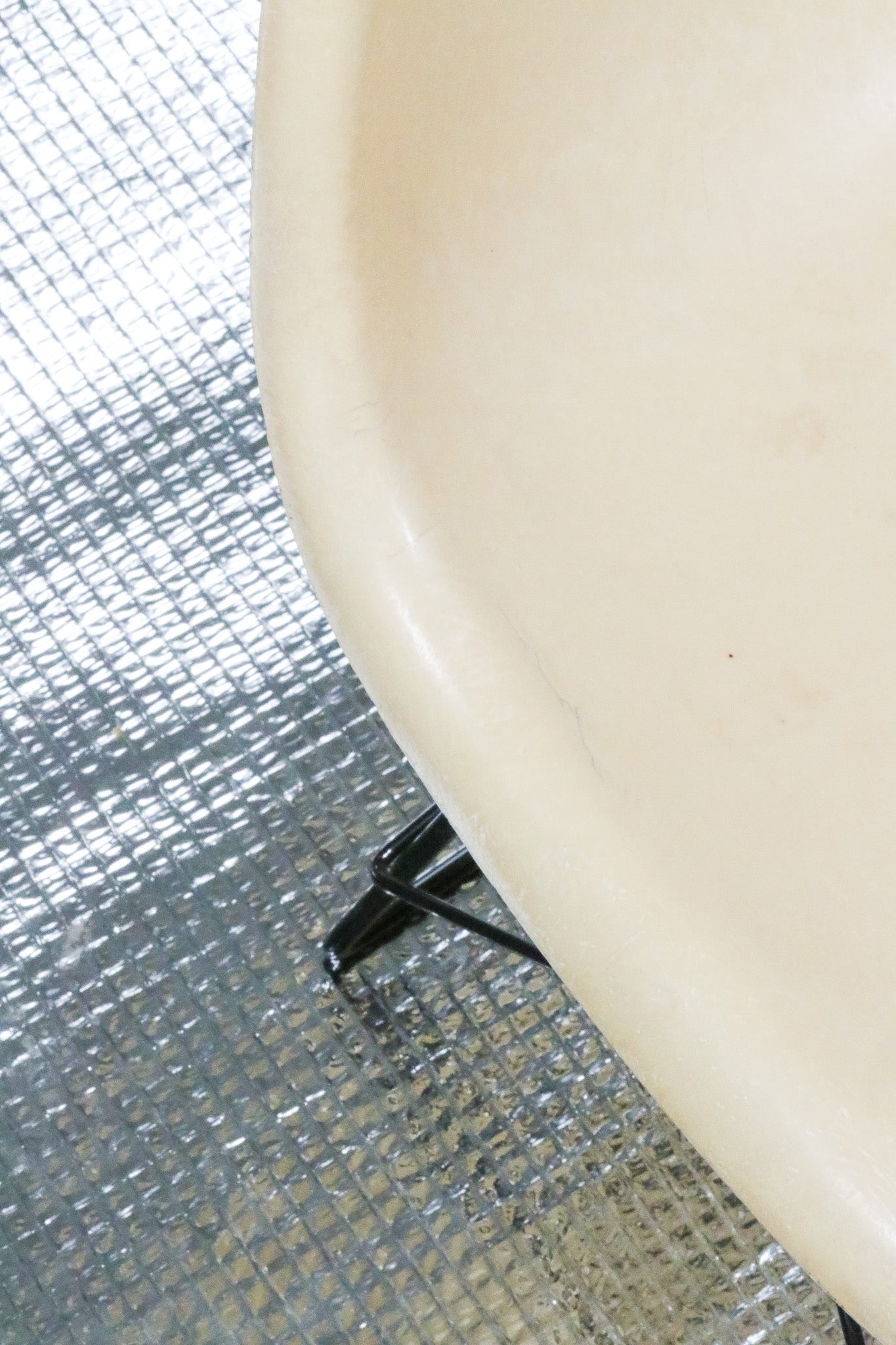 Béžová vintage židle Eames Herman Miller LKR