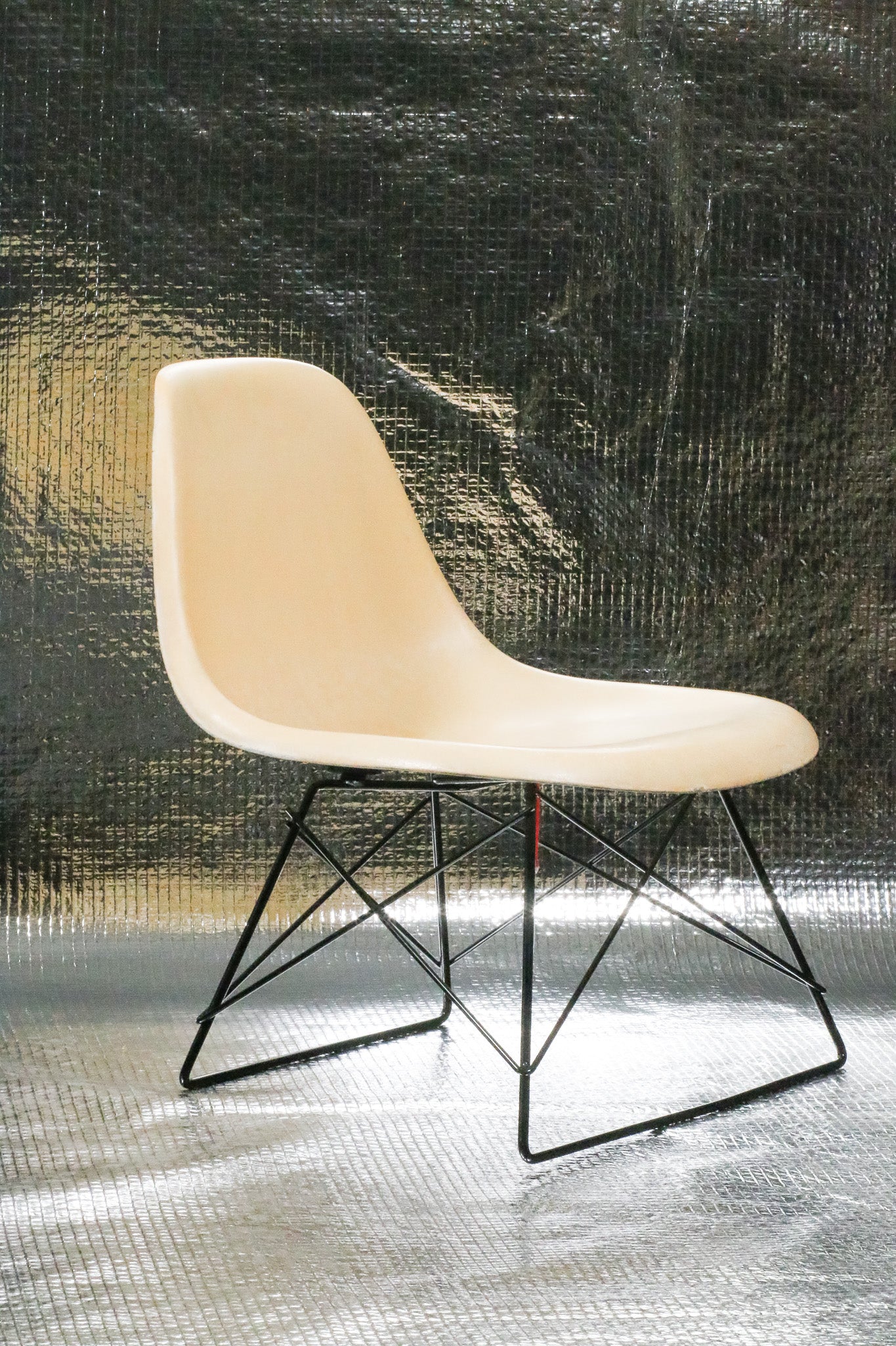 Béžová vintage židle Eames Herman Miller LKR