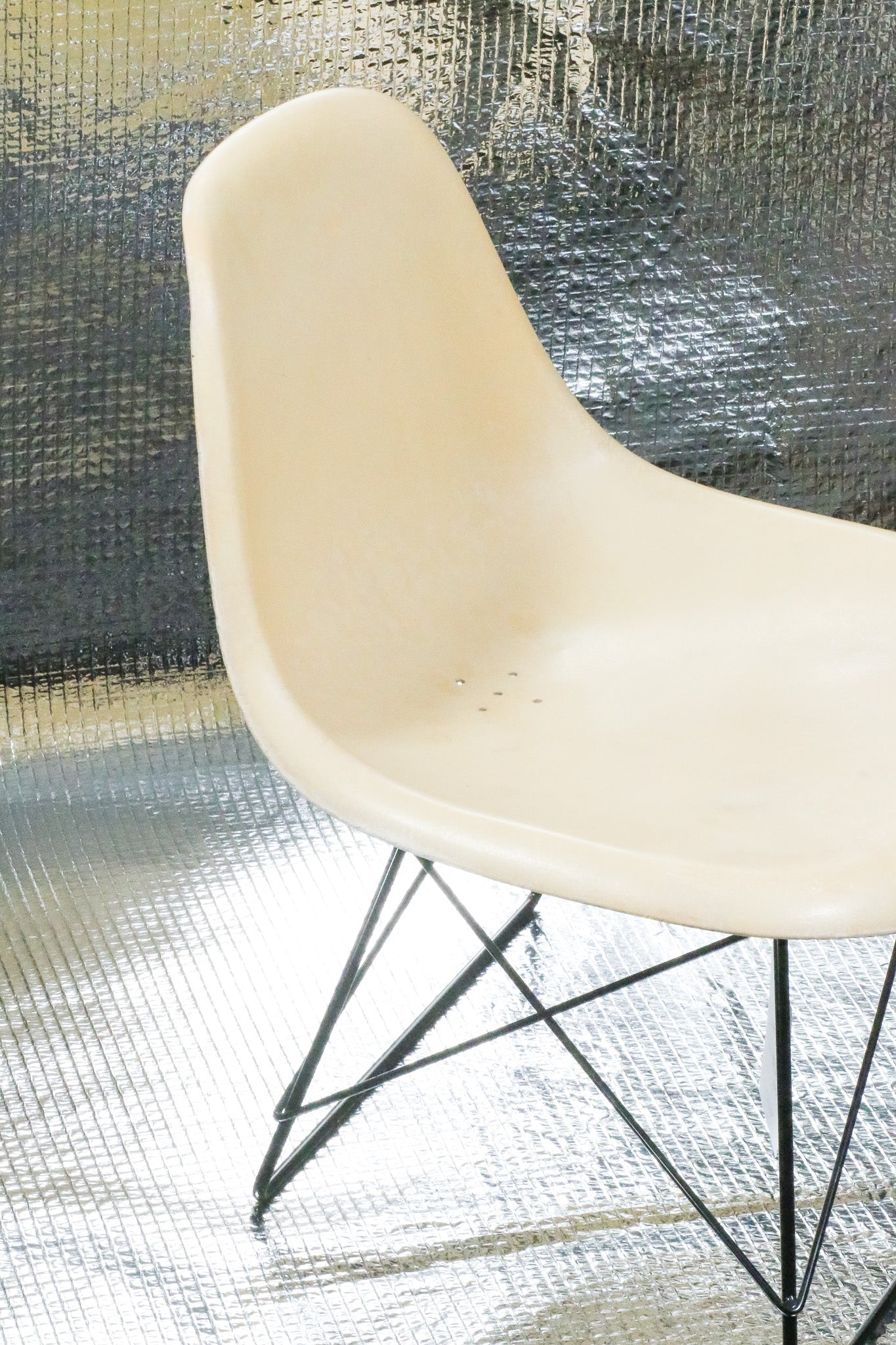 Béžová vintage židle Eames Herman Miller LKR