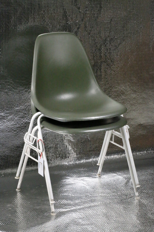 Zelená židle DSS Fiberglass Herman Miller by Charles & Ray Eames