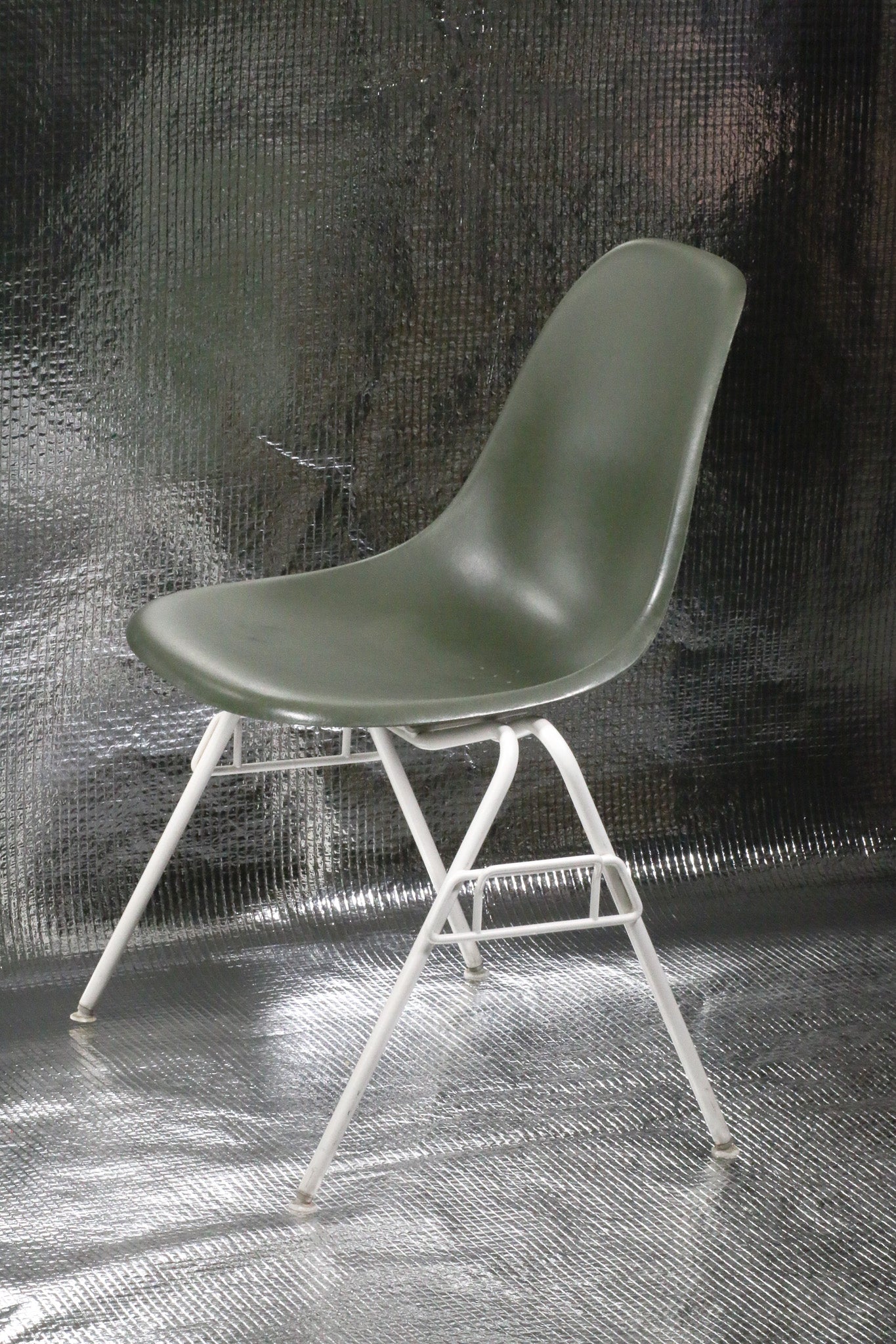 Zelená židle DSS Fiberglass Herman Miller by Charles & Ray Eames