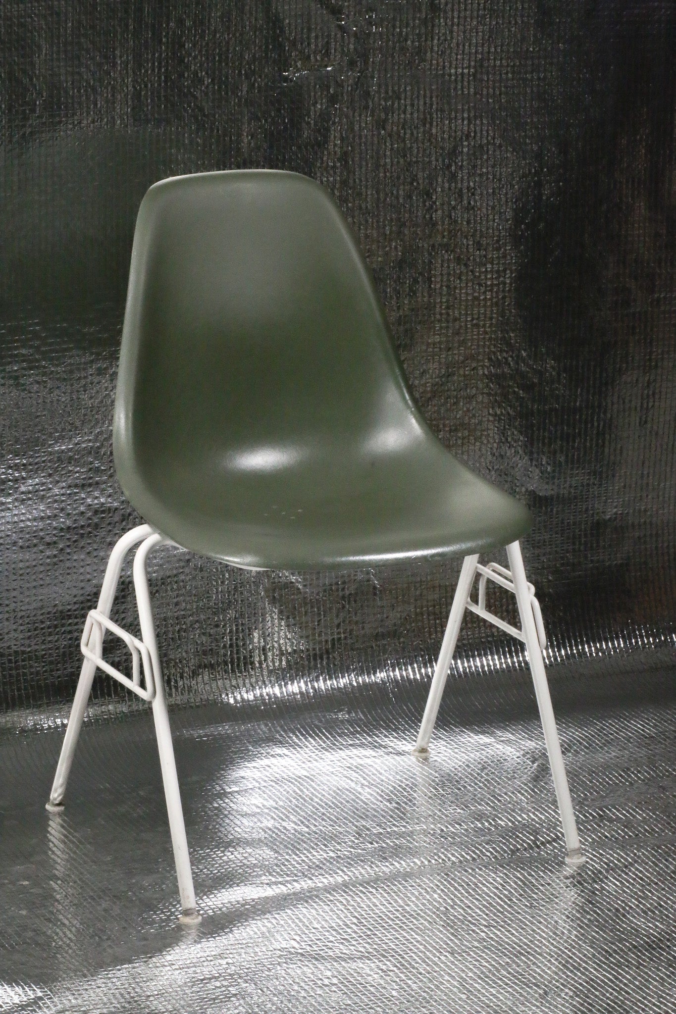 Zelená židle DSS Fiberglass Herman Miller by Charles & Ray Eames