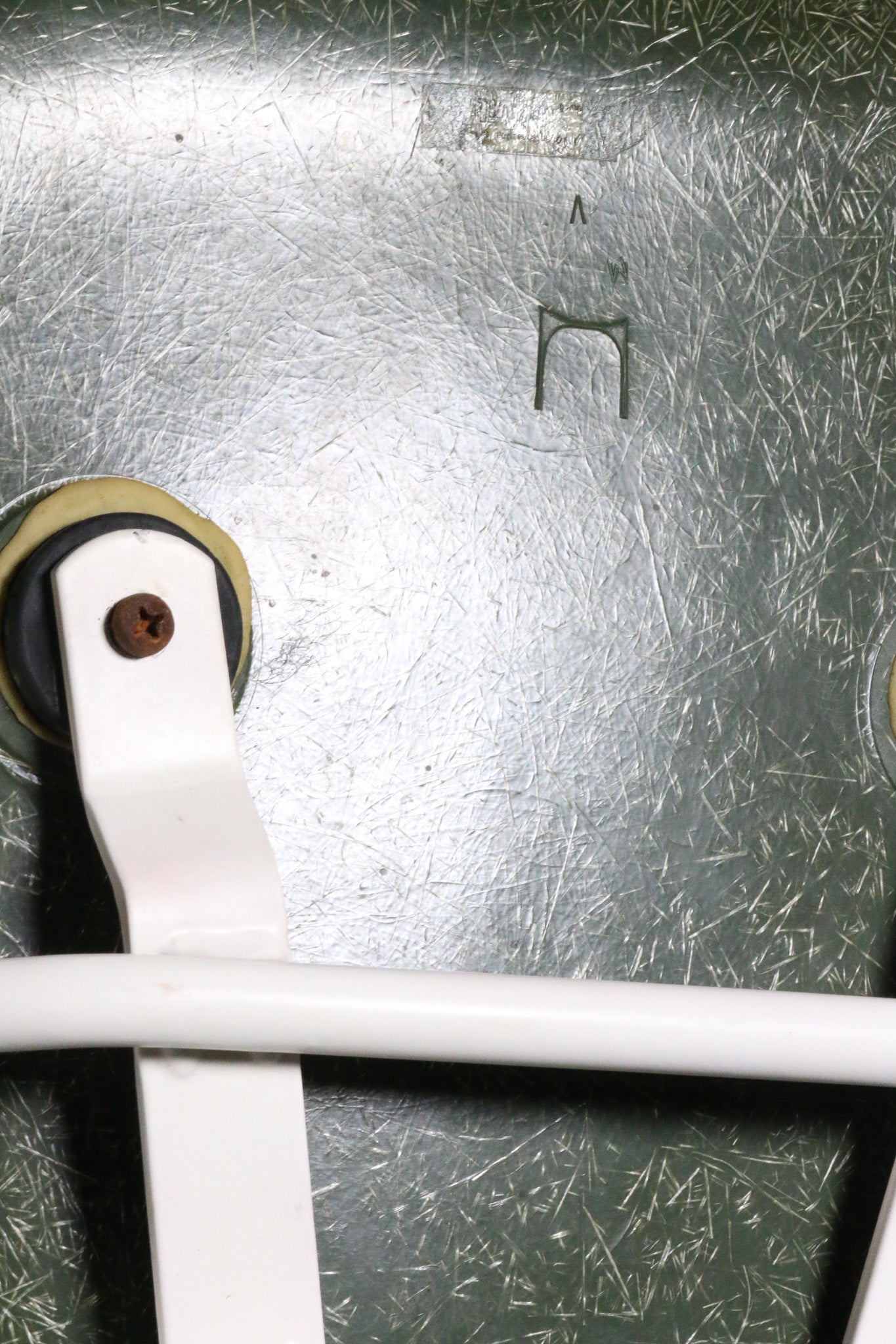 Zelená židle DSS Fiberglass Herman Miller by Charles & Ray Eames