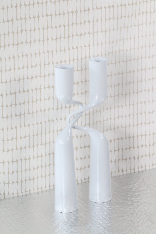 Bílý svícen MENU Mikaela Dorfel