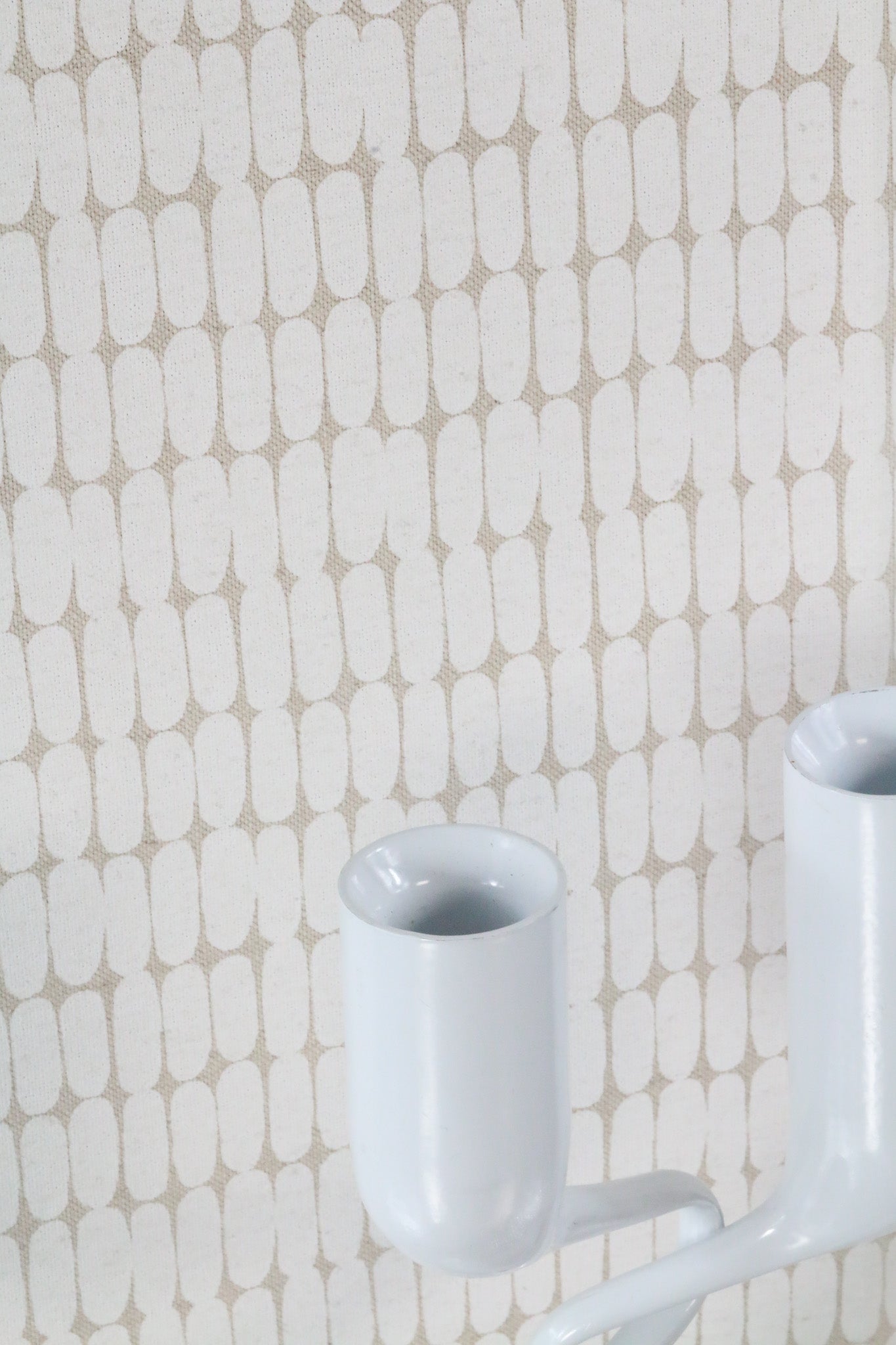 Bílý svícen MENU Mikaela Dorfel