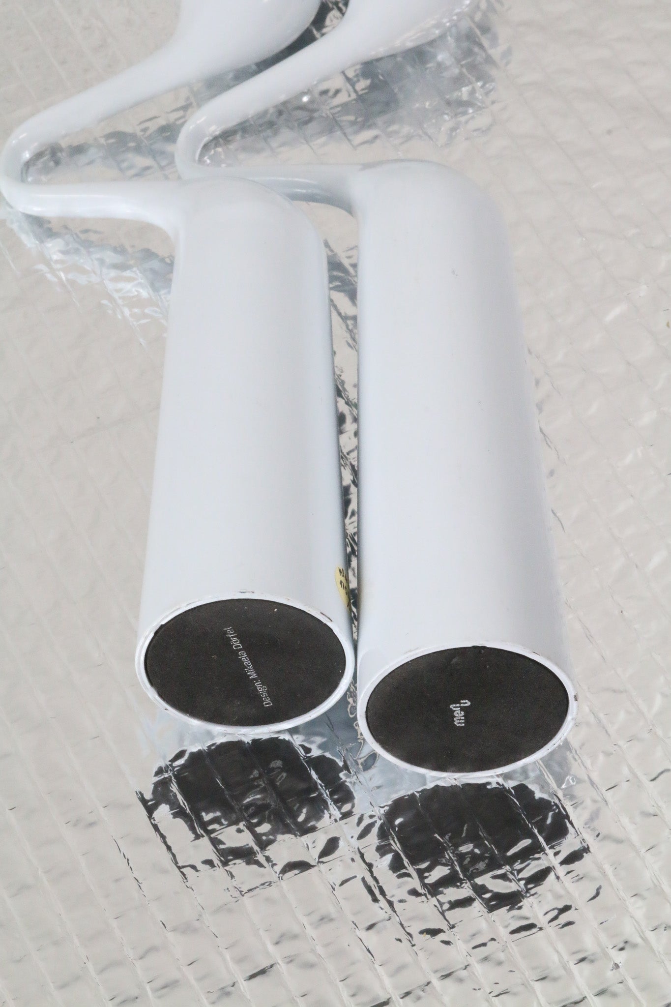 Bílý svícen MENU Mikaela Dorfel