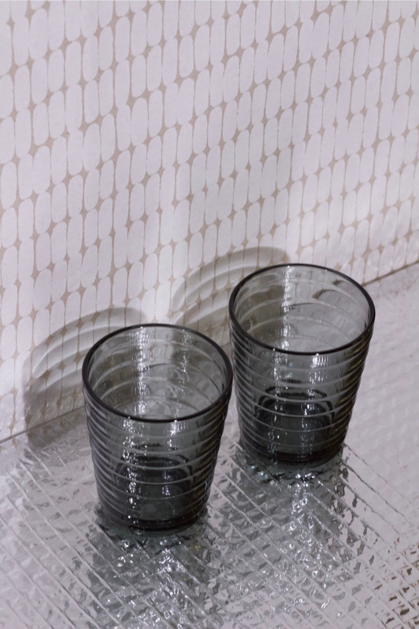 Šedá sklenice Aino Aalto Iittala