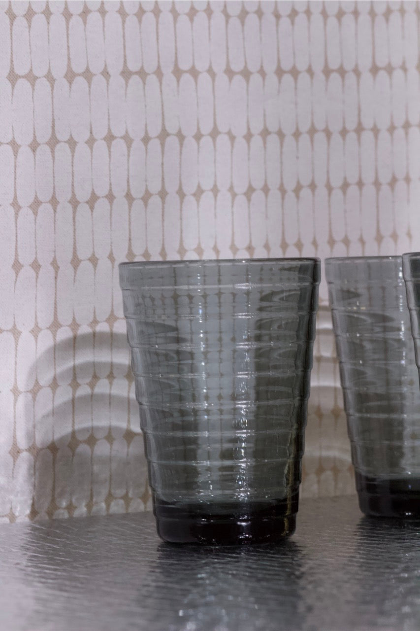 Šedá sklenice Aino Aalto Iittala