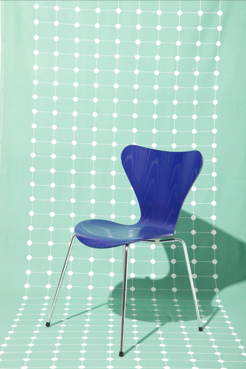 Modrá židle Arne Jacobsen series 7 by Fritz Hansen