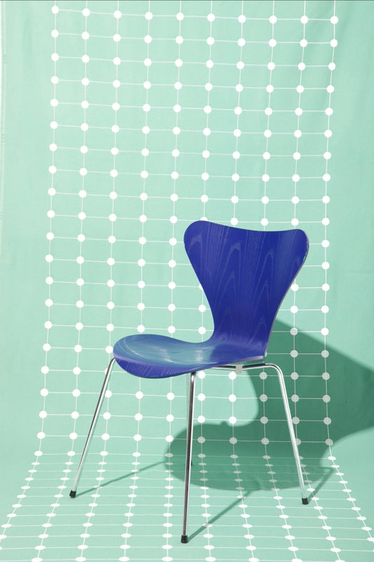 Modrá židle Arne Jacobsen series 7 by Fritz Hansen