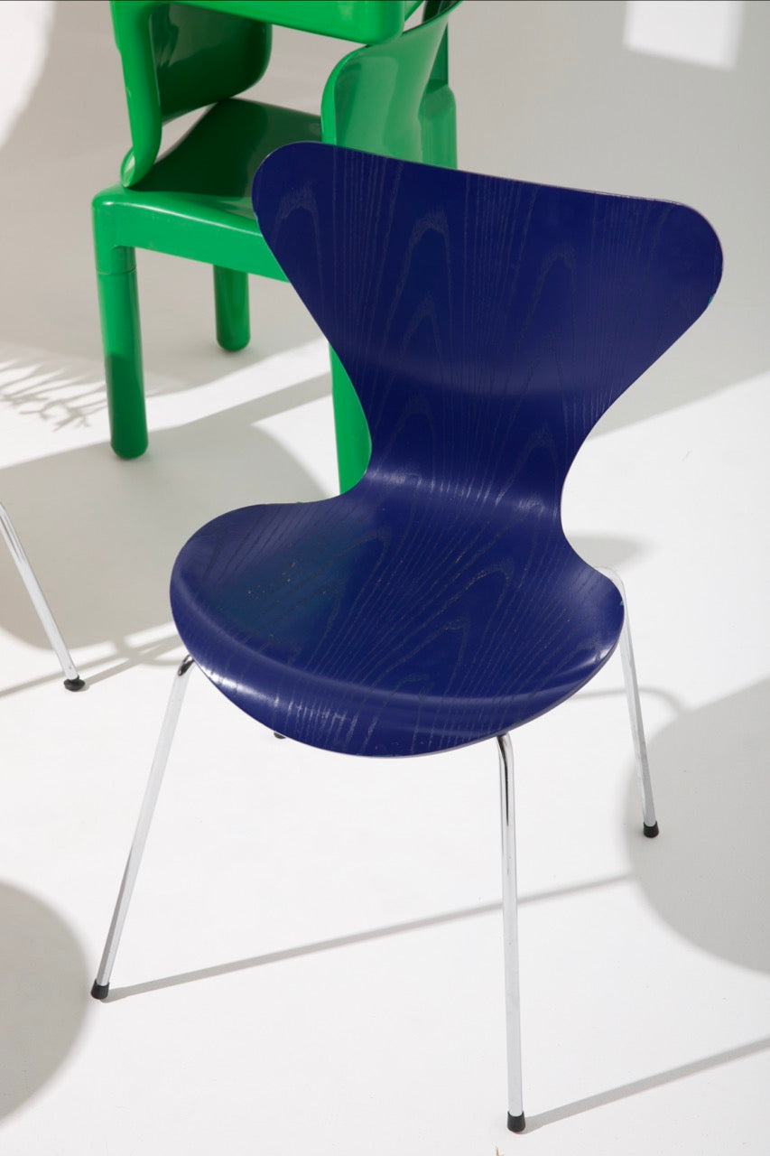 Modrá židle Arne Jacobsen series 7 by Fritz Hansen